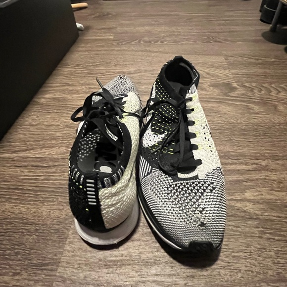 Nike Flyknit Racer - Picture 2 of 4